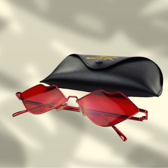 Red Lip Sunnys - Picture 2 of 2